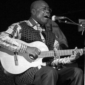 Pierre -Claver Akendengué